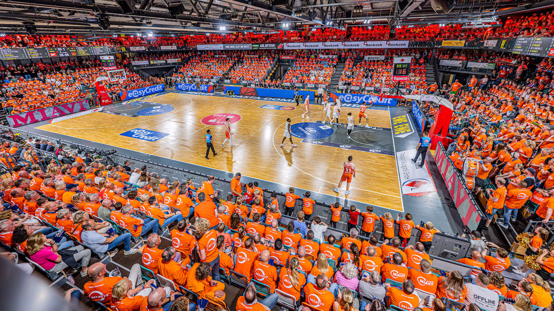 Weiter Blick in den RASTA Dome mit durchgehend orange gefüllten Zuschauerrängen