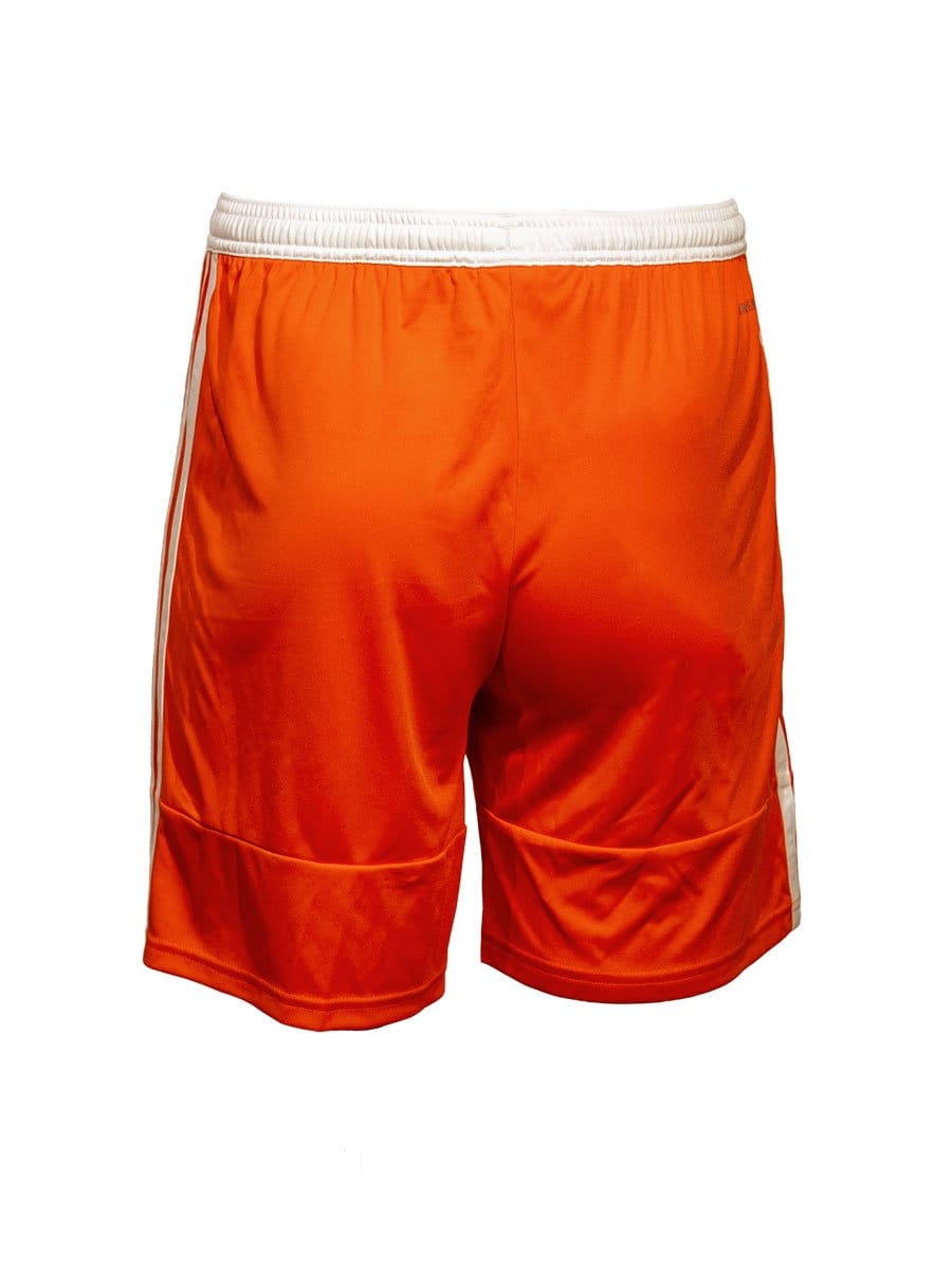 Bunte, orange Sportshorts mit weißem elastischem Bund und weißen Seitennähten, aus glänzendem, leicht schimmerndem Material.