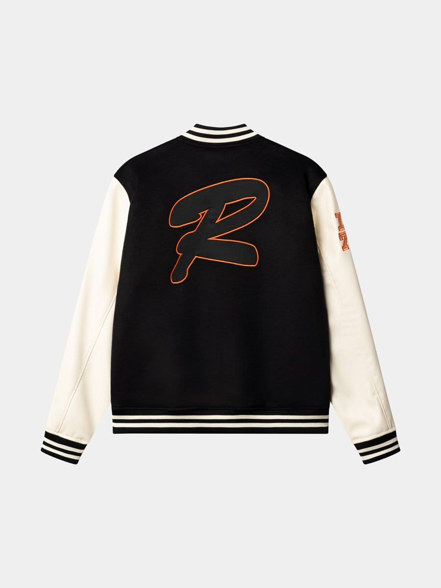 Schwarzer und weißer College-Jacke mit großen orangefarbenen "R"-Logo auf der Rückseite, gestreiften Bündchen und Ärmeln, sowie einem gestreiften Kragen.